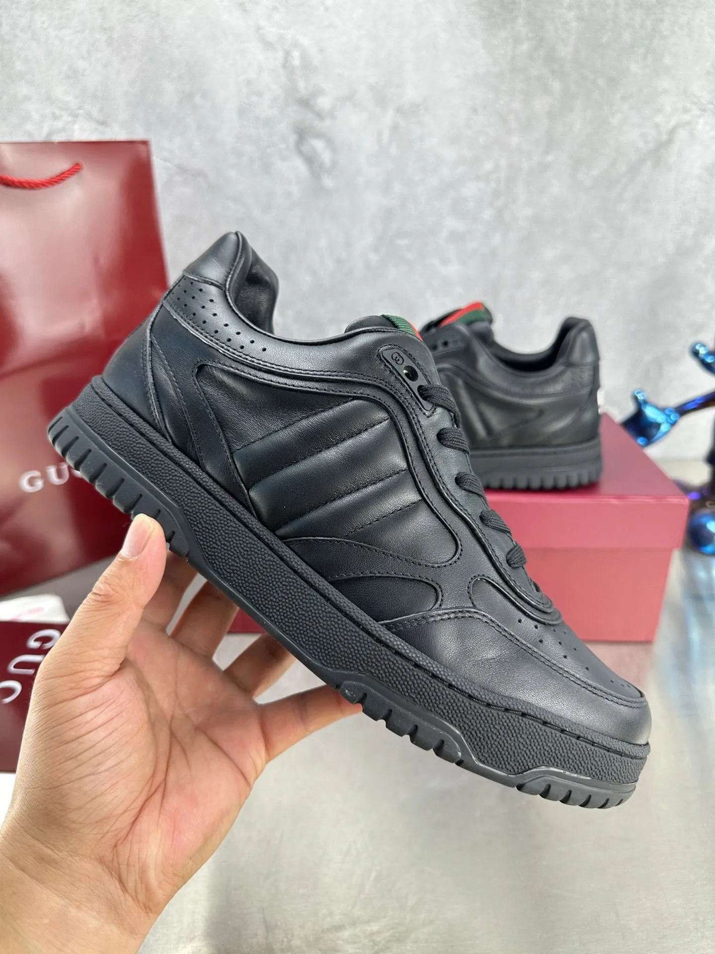Factory price: 640💰The top version of Gucci Gucci's latest hot-selling couple's sneaker series is shipped. The original version is purchased, developed and manufactured. This high-low top sneaker adopts a basketball-style silhouette design, cleverly incorporating hollow panels and distressed effects, showing its unique ingenuity. The ingenuity incorporates brand logo details such as interlocking Double G styling accessories and Gucci lettering, a low-key tribute to the brand's design heritage. Exquisite packaging at the delivery counter 🛍📦 ▪️ Fabric: Original customized imported first-layer cowhide ▪️ Inner lining: Imported first-layer cowhide ▪️ Sole: Original molded TPU sole ▪️ Sole thickness: 3cm ▪️ Size: Women's 35-41 Men's 38-45 (Female 41, Men 38 45 customized) ▪️ p